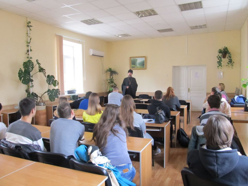 Иерей Иоанн Трофимов и помощник благочинного Александровск-Грушевского округа по миссионерской работе встретились со студентами Шахтинского автодорожного института (филиала) ЮРГПУ (НПИ) им. М.И. Платова