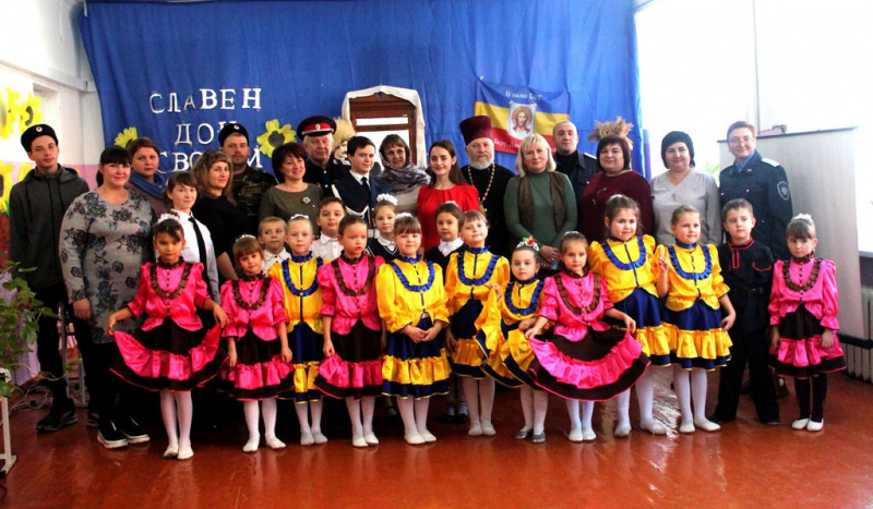 Иерей Олег Бурлаков принял участие в праздновании Дня матери-казачки, которое прошло в школе № 22 г. Гуково
