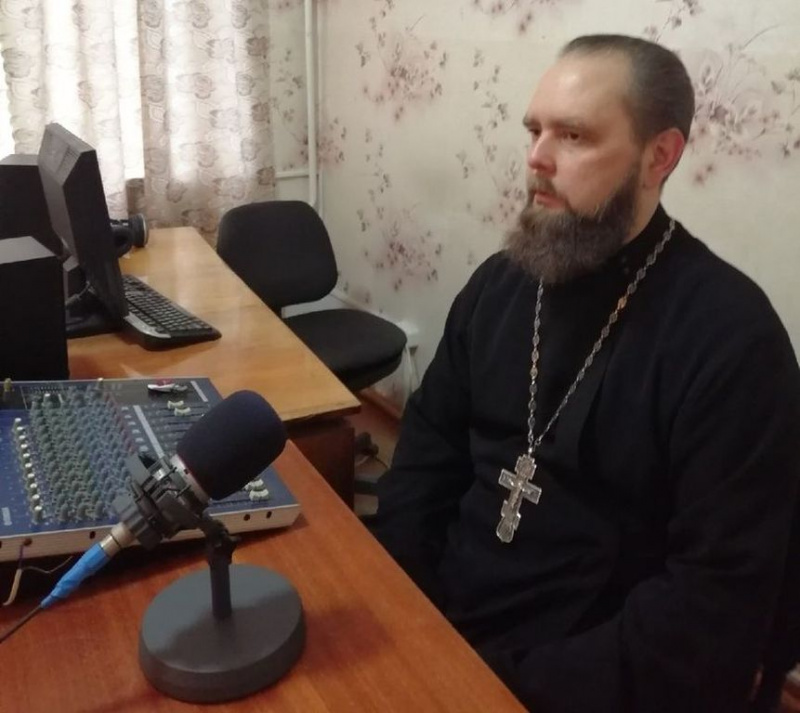 Иерей Роман Калинин поздравил православных христиан с Крещением Господним в эфире радио г. Миллерово