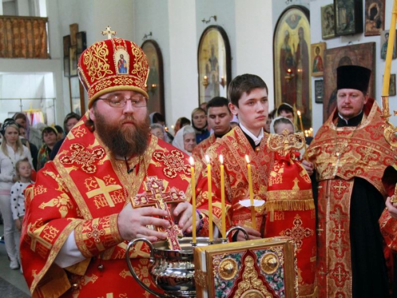 Епископ Игнатий вместе с духовенством встретил принесенные в пределы Шахтинской епархии святыни - частицу Креста Господня и частицу Ризы Божией Матери