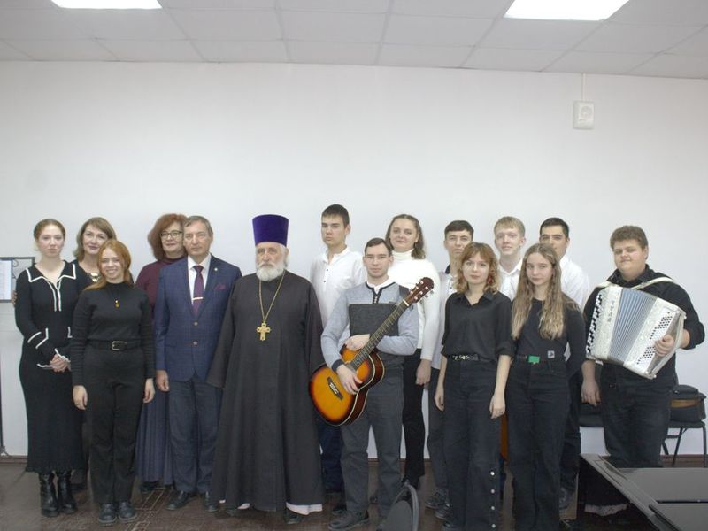 Вечер поэтического творчества протоиерея Николая Уварова состоялся в Шахтинском музыкальном колледже