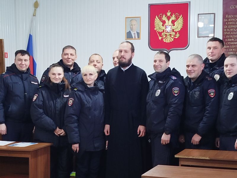 В Новошахтинске обсудили вред сект и подготовку к Рождеству с сотрудниками МВД
