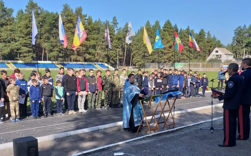 Военно-патриотическая игра «Мы живем на Дону!» прошла в станице Вешенской. Участников поприветствовал иерей Роман Митяшин