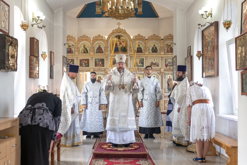 Преосвященнейший епископ Симон совершил Божественную литургию в храме Святой Троицы хутора Ягодинка