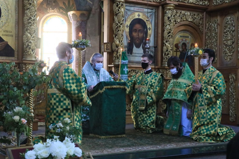 В День Святой Троицы, Пятидесятницы Преосвященнейший епископ Симон совершил Божественную литургию в Покровском кафедральном соборе г. Шахты 