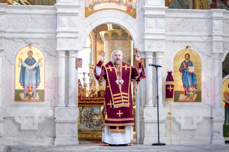 В день Усекновения главы Крестителя Господня Иоанна Преосвященнейший епископ Симон совершил Божественную литургию в Покровском кафедральном соборе города Шахты