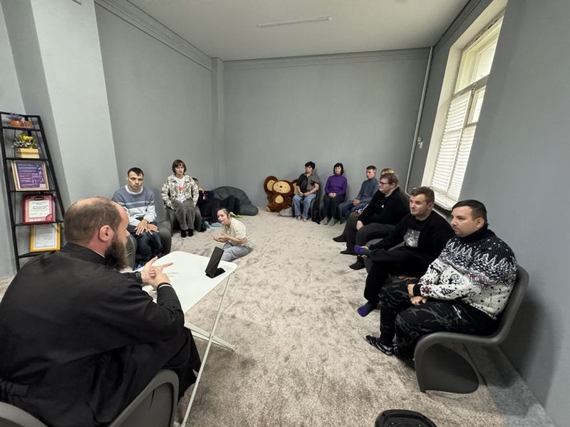 Помощник благочинного Александровск-Грушевского округа провел встречу с участниками АНО «Финист»