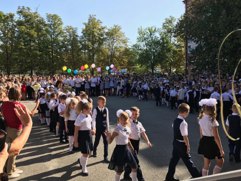 В День знаний по приглашению администрации школы №14 г. Шахты настоятель храма св. блгв. кн. Александра Невского г. Шахты иерей Георгий Болоцков посетил торжественную линейку, посвящённую началу нового учебного года