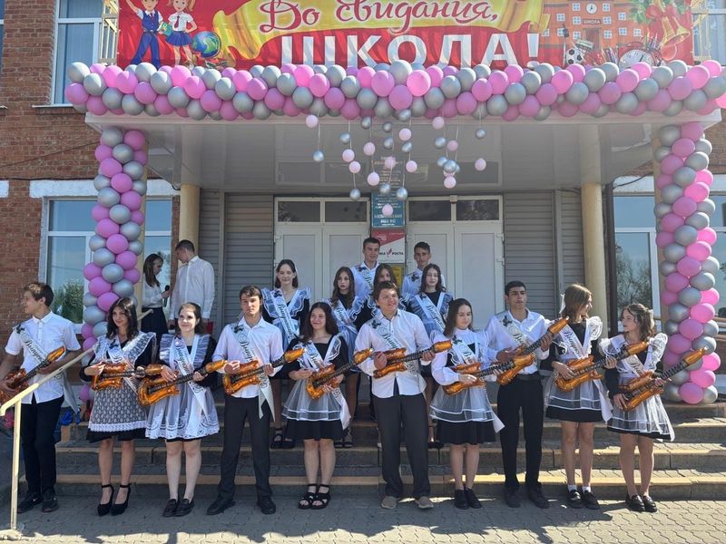 Духовенство Нижнедонского благочиния поздравило школьников с праздником «Последнего звонка»