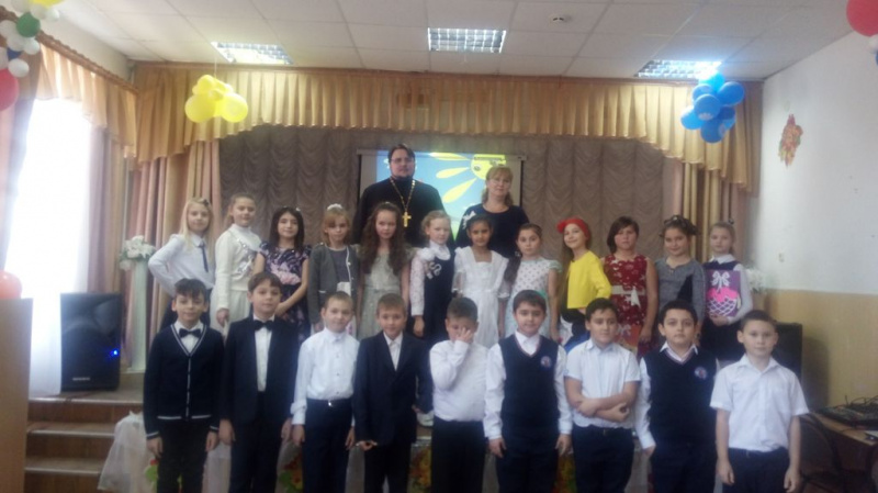 В день празднования Введения во храм Пресвятой Богородице клирик Никольского храма г. Шахты иерей Николай Налеткин посетил школу № 25 по приглашению директора Елены Ивановны Дудкиной 