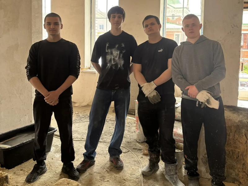 Студенты волонтеры помогают строить воскресную школу в Донецке