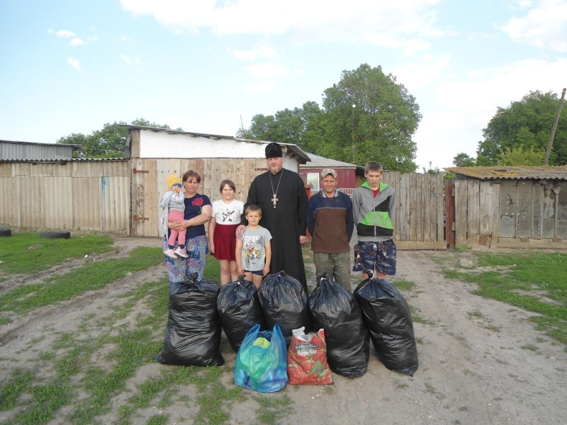 «Община Милосердия» посетила многодетную семью и передала ей помощь