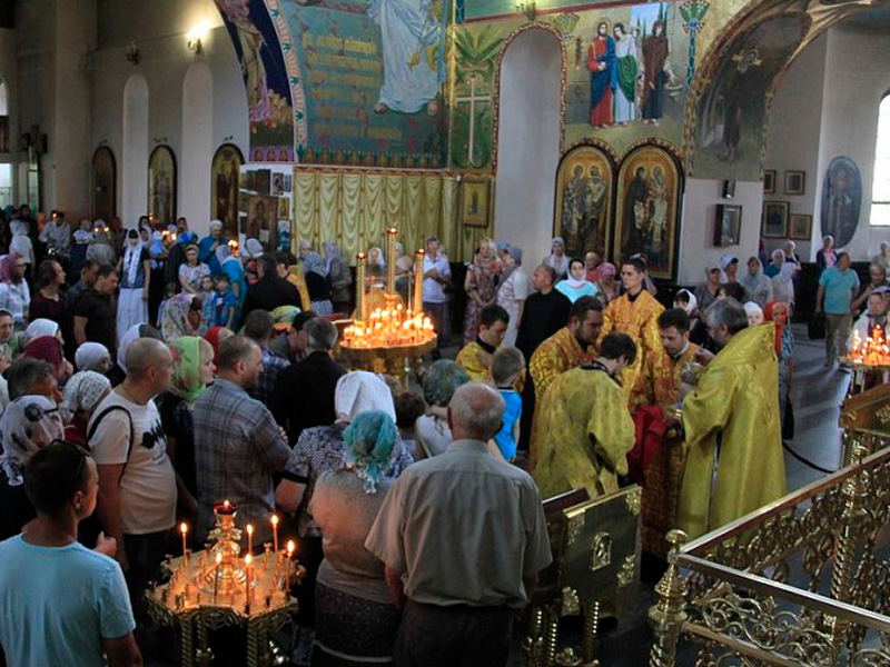 Правящий архиерей Шахтинской епархии Преосвященнейший епископ Симон возглавил воскресное богослужение в Покровском кафедральном соборе г. Шахты