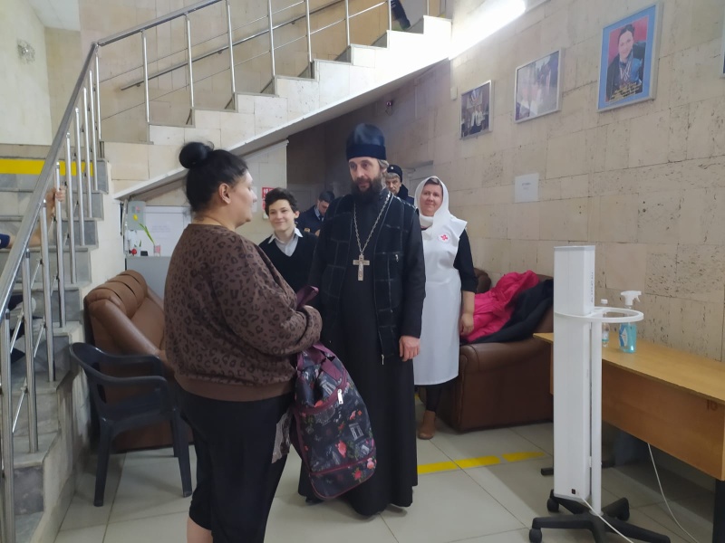 Благочинный приходов Нижнедонского округа встретился с беженцами Донбасса