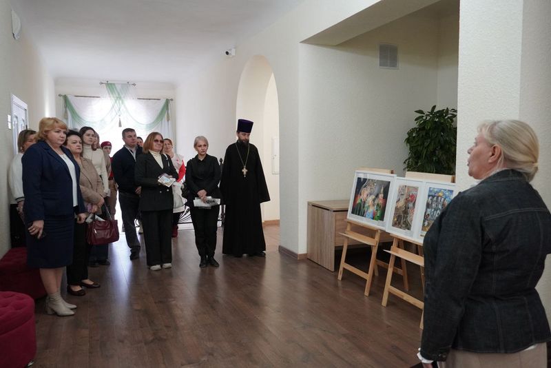 В РДК поселка Каменоломни открылась выставка детского рисунка, приуроченная ко Всемирному дню некоммерческих организаций