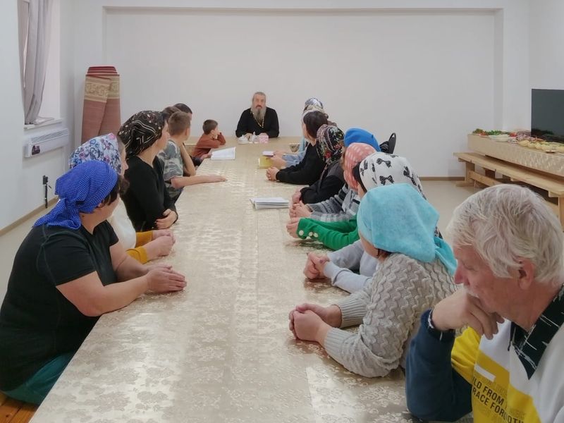 На приходе храма Святой Троицы хутора Волченский продолжаются занятия библейской группы