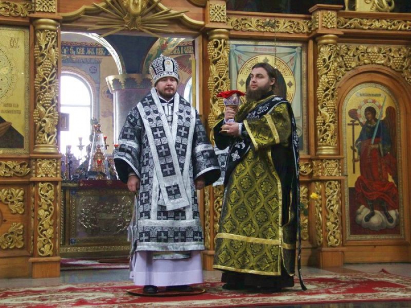 Правящий Архиерей Шахтинской епархии епископ Симон возглавил Литургию Преждеосвященных Даров в соборе кафедрального города Шахты