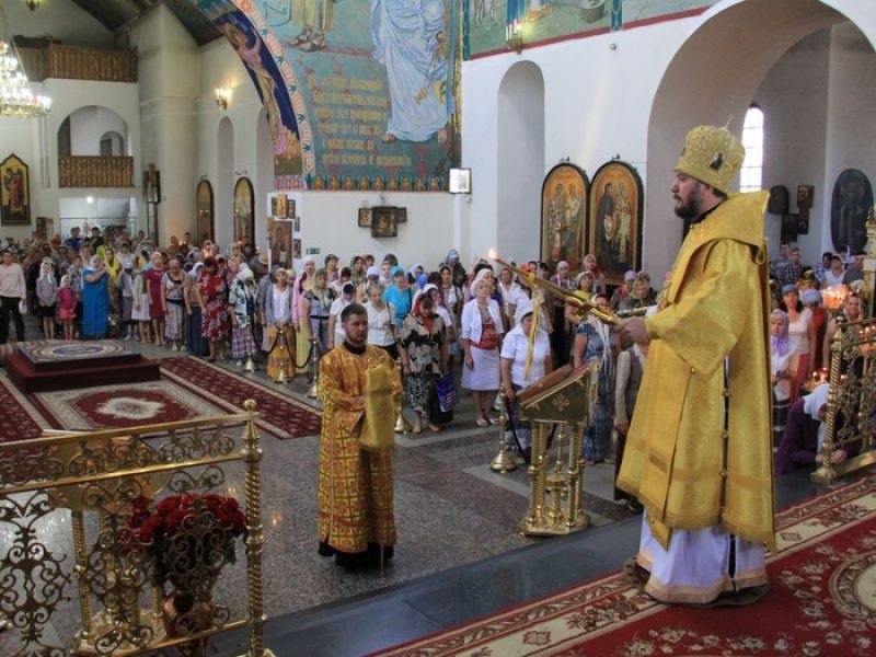 В праздник первоверховных апостолов Петра и Павла епископ Шахтинский и Миллеровский Симон совершил Литургию в Покровском кафедральном соборе города Шахты