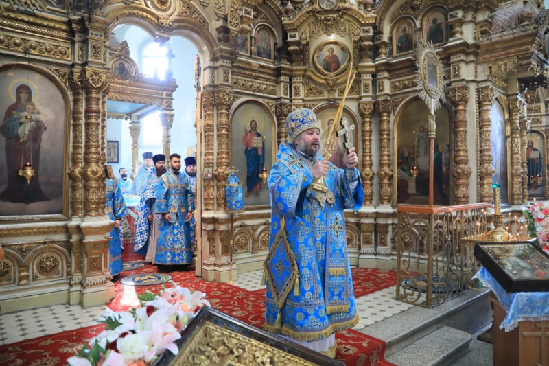 В день памяти явления иконы Пресвятой Богородицы во граде Казани Преосвященнейший епископ Симон возглавил Божественную литургию в храме Донецкого Успенского архиерейского подворья ст. Гундоровской