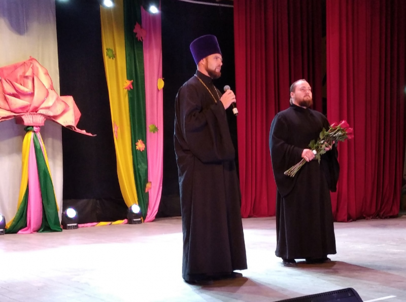 Иерей Леонид Зацепилин и диакон Андрей Яненко от имени Гуковского благочиния поздравили педагогическое сообщество города с профессиональным праздником