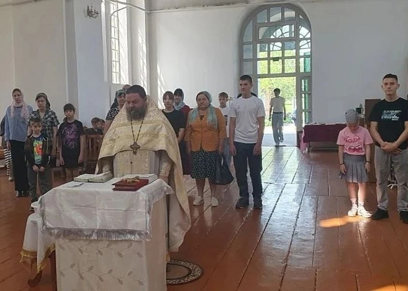 В храме станицы Кривянской прошел молебен для учащихся перед экзаменами
