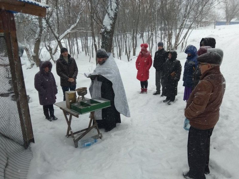 С Рождеством Христовым иеромонах Варнава (Максименко) поздравил жителей поселке ГРЭС г. Шахты
