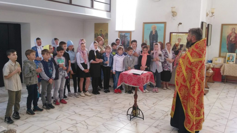 В храме святой преподобномученицы Елисаветы состоялась встреча учеников 4 класса школы № 9 г. Гуково и иерея Георгия Русинова