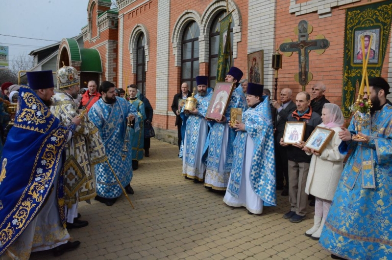 В престольный праздник Преосвященнейший епископ Симон возглавил Божественную литургию в храме Державной иконы Божией Матери города Донецка
