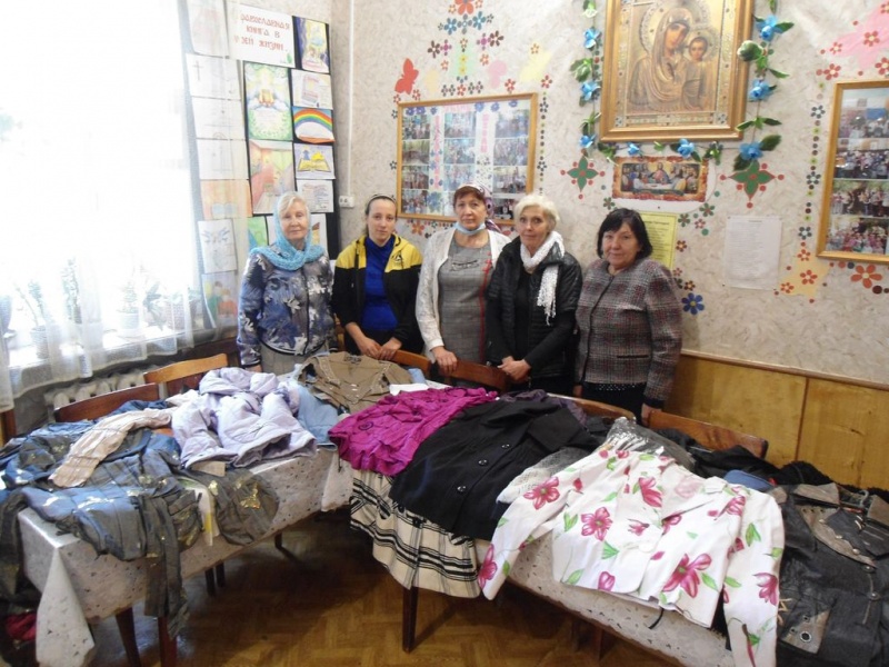 Добровольцы «Общины Милосердия» при храме Почаевской иконы Божией Матери города Каменск-Шахтинский собрали и передали теплые вещи людям, находящимся в сложной жизненной ситуации