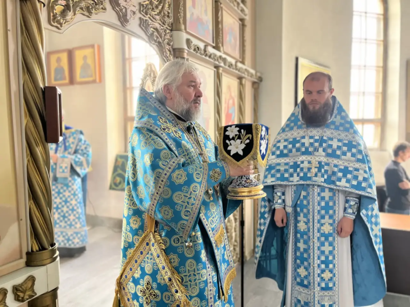 В день памяти святых мучениц Минодоры, Митродоры и Нимфодоры Преосвященнейший епископ Симон совершил Божественную литургию в Покровском кафедральном соборе города Шахты
