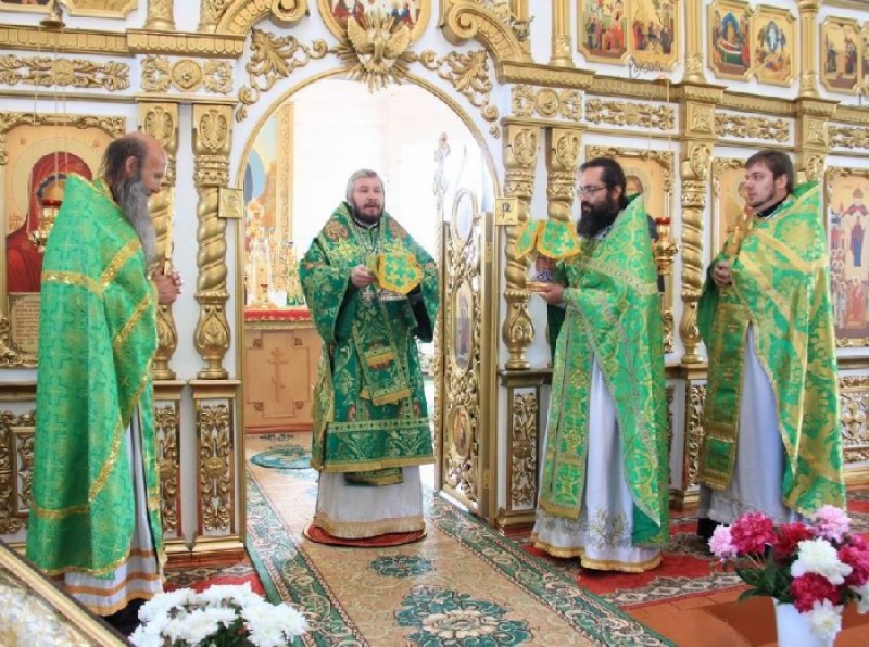 В День Святого Духа Преосвященнейший епископ Симон возглавил Литургию в Покровском мужском монастыре слободы Верхнемакеевка