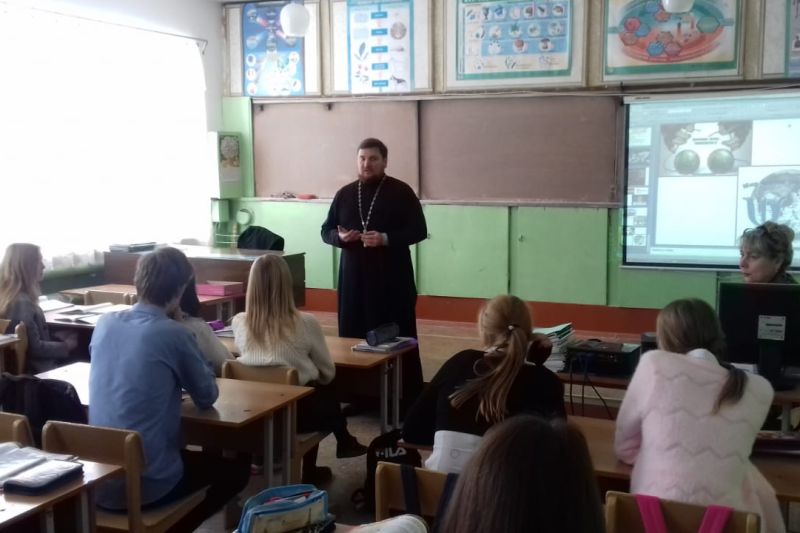 О бдительности и «чистоте» в соцсетях настоятель Державного храма города Донецка пообщался с учащимися школы № 5 пос. Двадцатка г. Донецка