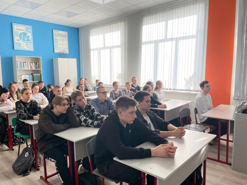 Во встрече со старшеклассниками, посвященной 80-летию Сталинградской битвы, принял участие иерей Роман Митяшин