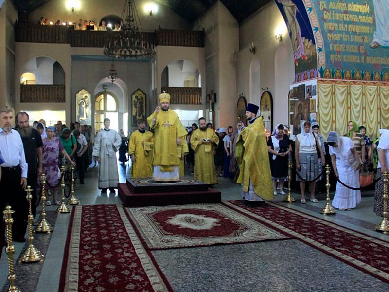 В день памяти славных и всехвальных первоверховных апостолов Петра и Павла Преосвященнейший епископ Симон возглавил Божественную литургию в Покровском кафедральном соборе г. Шахты