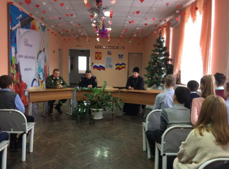 Благочинный приходов Донецкого округа посетил расширенный антинаркотический круг в МБОУ СОШ № 4