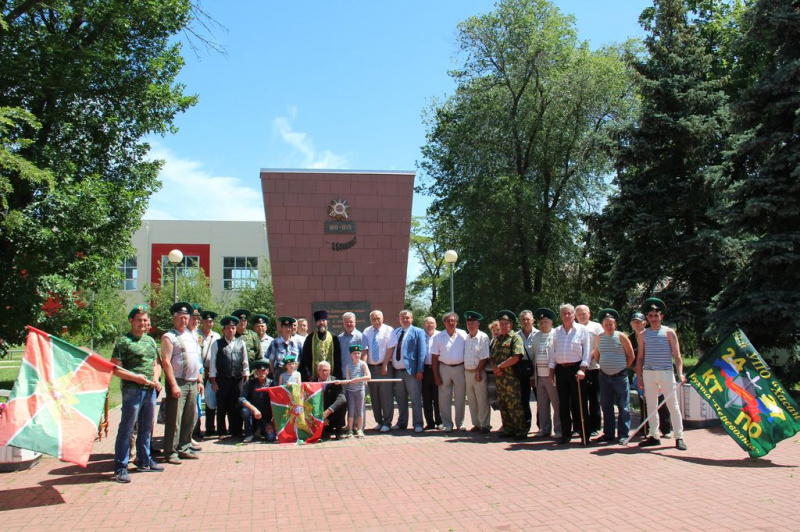 В 100-летний юбилей пограничной службы России благочинный приходов Багаевского округа протоиерей Александр Маштанов на встрече ветеранов пограничников совершил чин благодарственного молебна