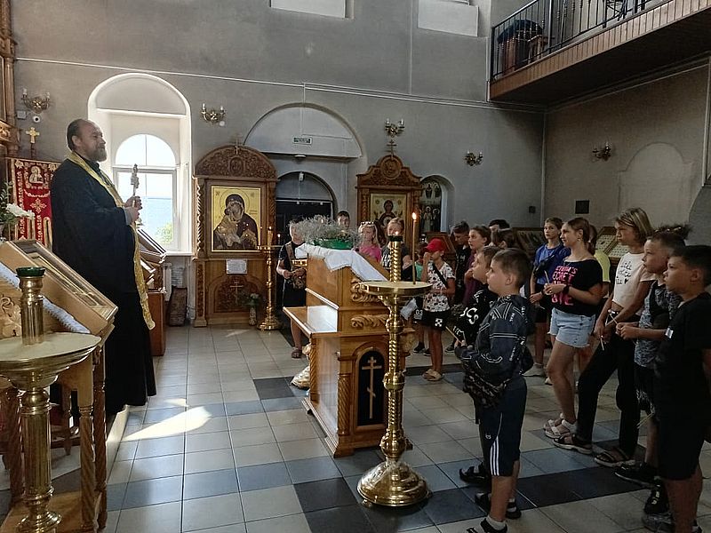 В Донском храме г. Новошахтинска встречают детей из Северодонецка.