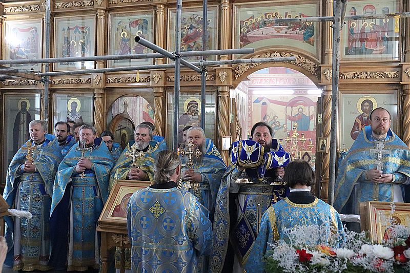 Поздравления с 20-летием назначения настоятелем и 20-летием Донского храма города Новошахтинска принял протоиерей Роман Амплеев