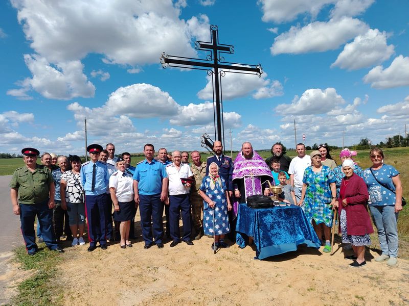 В селе Новоселовка освятили поклонный крест