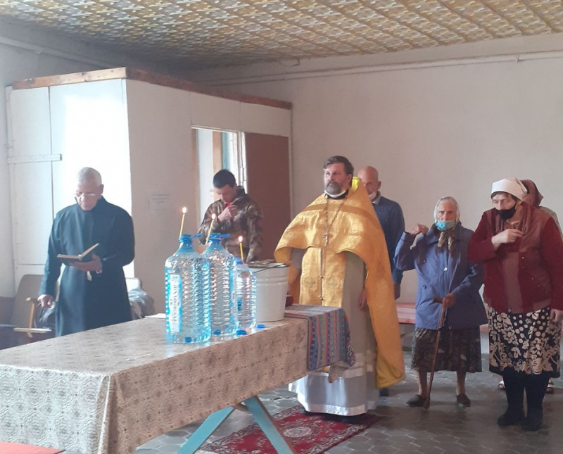 В храме в честь Введения во храм Пресвятой Богородицы хут. Красный Кут торжественное богослужение состоялось в день отдания праздника Пасхи