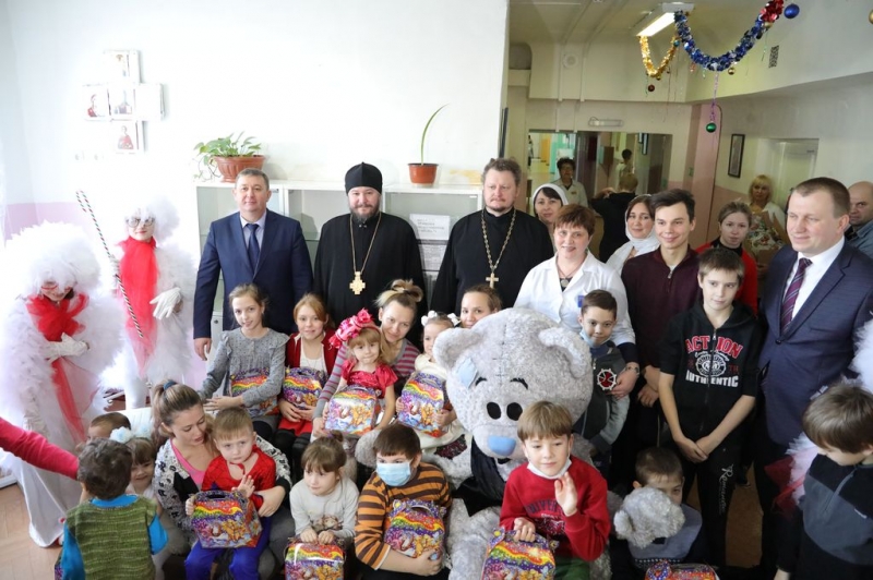 Преосвященнейший епископ Симон и глава Администрации г. Шахты И.И. Медведев поздравили детей, находящихся на лечении в больнице с наступающими зимними праздниками