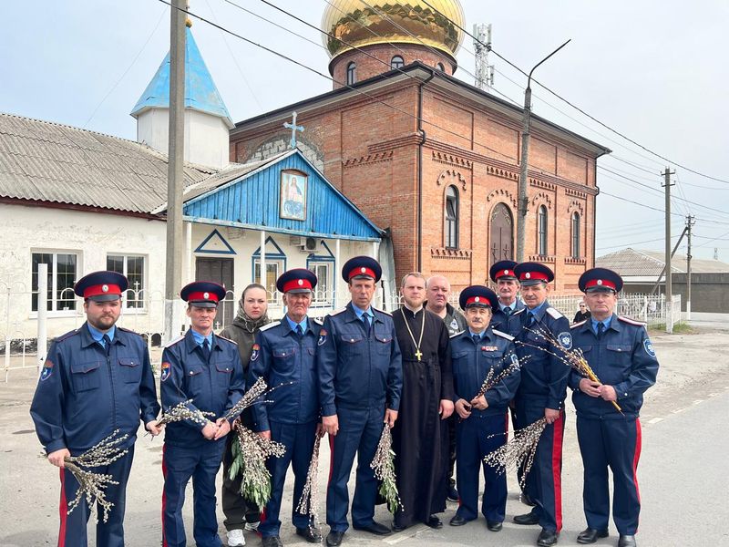Казаки ГКО города Зверево встретили Праздник Входа Господня в Иерусалим в храме Святителя Николая Чудотворца