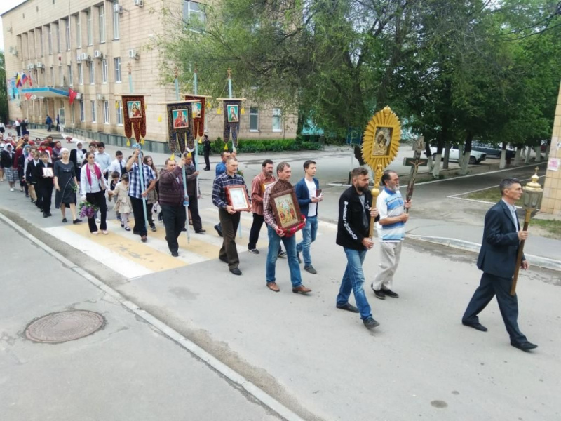 Прихожане храма Архистратига Михаила и иерей Роман в День Победы совершили крестный ход