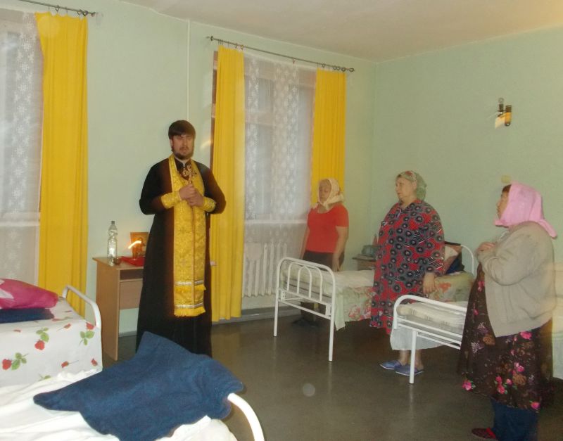 Сестры милосердия Донецкого благочиния помогли подготовиться желающим к исповеди и ответили на духовные вопросы в городской больнице Донецка