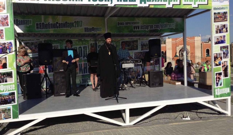 В день защиты детей в шахтинском поселке Фрунзе, около храма блгв. князя Александра Невского, торжественно открыли парк