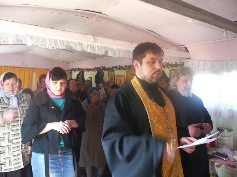 Жители поселка Сидорово-Кадамовский г. Шахты познакомились с новым настоятелем храма Всех Святых, в земле Российской просиявших
