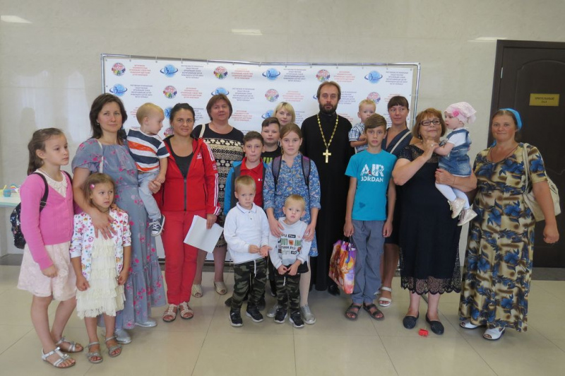 В Нижнедонском благочинии состоялся премьерный показ спектакля театральной студии для детей-инвалидов «Аист». Юных артистов поздравил протоиерей Сергий Яценко