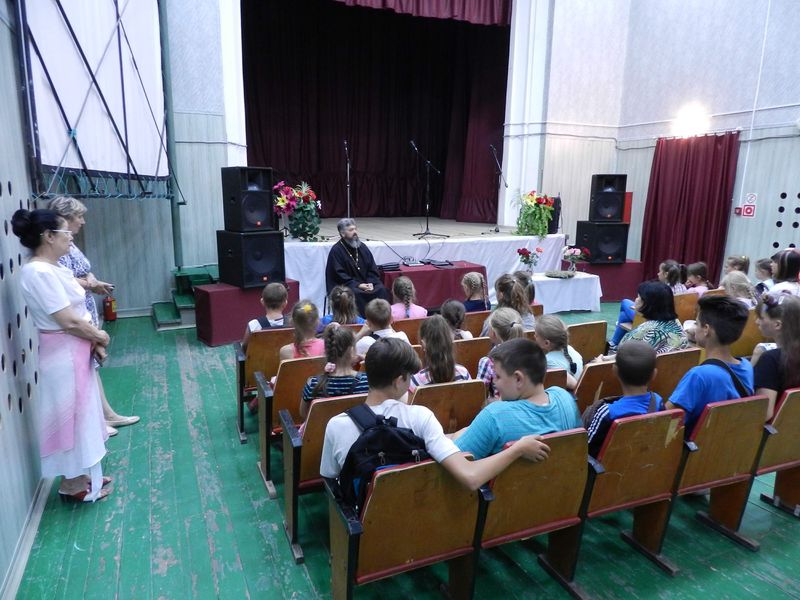 В школе № 2 г. Гуково состоялась встреча иерея Георгия Русинова с детьми летнего лагеря при образовательном учреждении