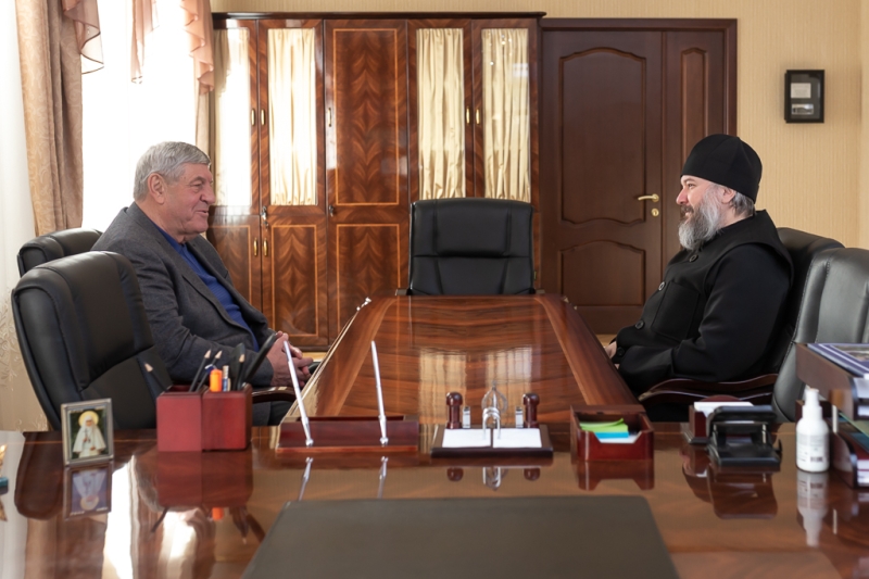 Преосвященнейший епископ Симон и глава Октябрьского района Е.П. Луганцев обсудили итоги совместной работы в 2022 году, а также общие задачи на 2023 год