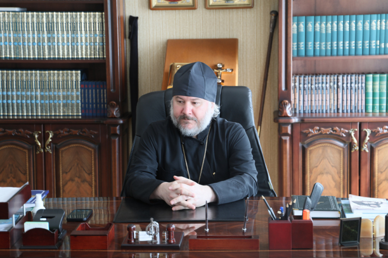 Преосвященнейший епископ Симон и новый настоятель храма Покрова Богородицы г. Новошахтинска игумен Василий (Сардаев) обсудили реконструкцию и благоукрашение храма